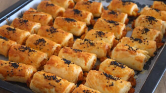 Kaç Gün Beklese Çıtır Kalan İkramlık Börek Tarifi