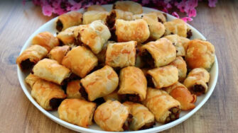 Böyle Çıtır Pul Halinde Dökülen İkramlık Börek Tarifi