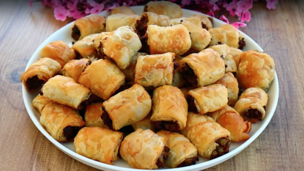 Böyle Çıtır Pul Halinde Dökülen İkramlık Börek Tarifi