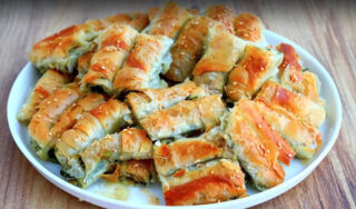 Peynirli Pul Halinde Dökülen Börek Tarifi