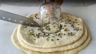 Yepyeni Yemeye Kıyılmayan Buket Çörek Tarifi