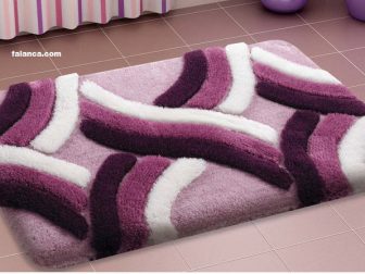 Beyaz ve bordo çizgili banyo paspas modelleri