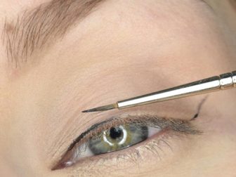 kuyruklu eyeliner nasil cekilir 11