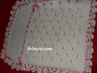 pembe kurdelalı beyaz örg bebek battaniye tulum modelleri